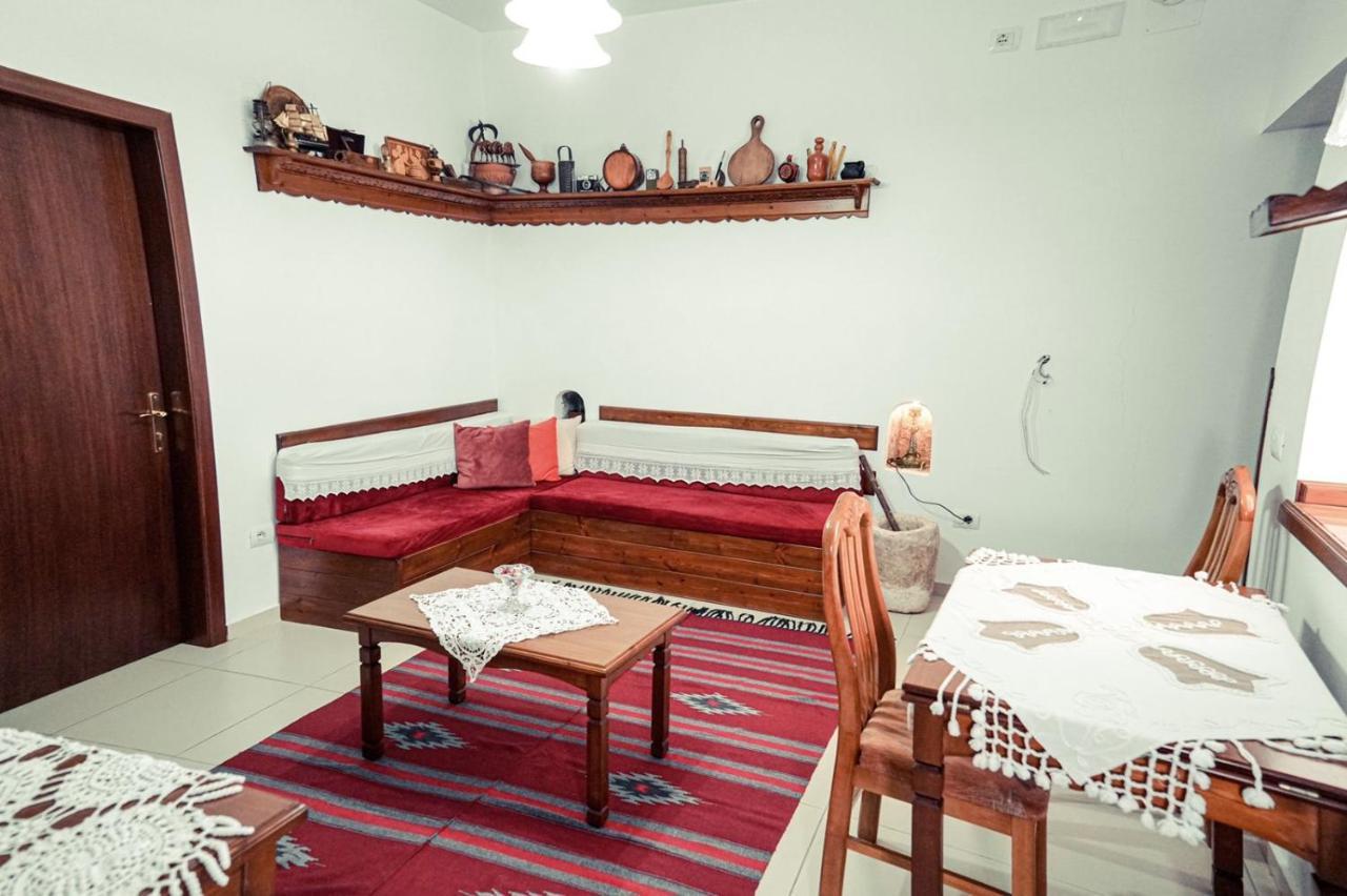 Gjirokastër Cico Hostel &Private Room מראה חיצוני תמונה