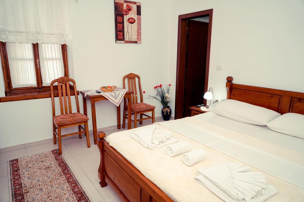 Gjirokastër Cico Hostel &Private Room מראה חיצוני תמונה