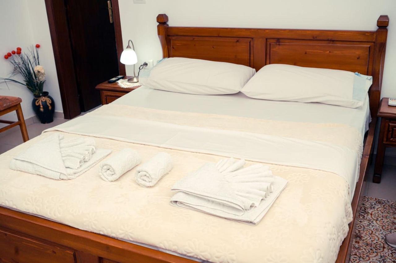 Gjirokastër Cico Hostel &Private Room מראה חיצוני תמונה