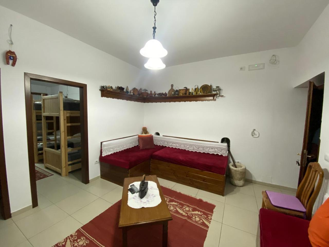 Gjirokastër Cico Hostel &Private Room מראה חיצוני תמונה