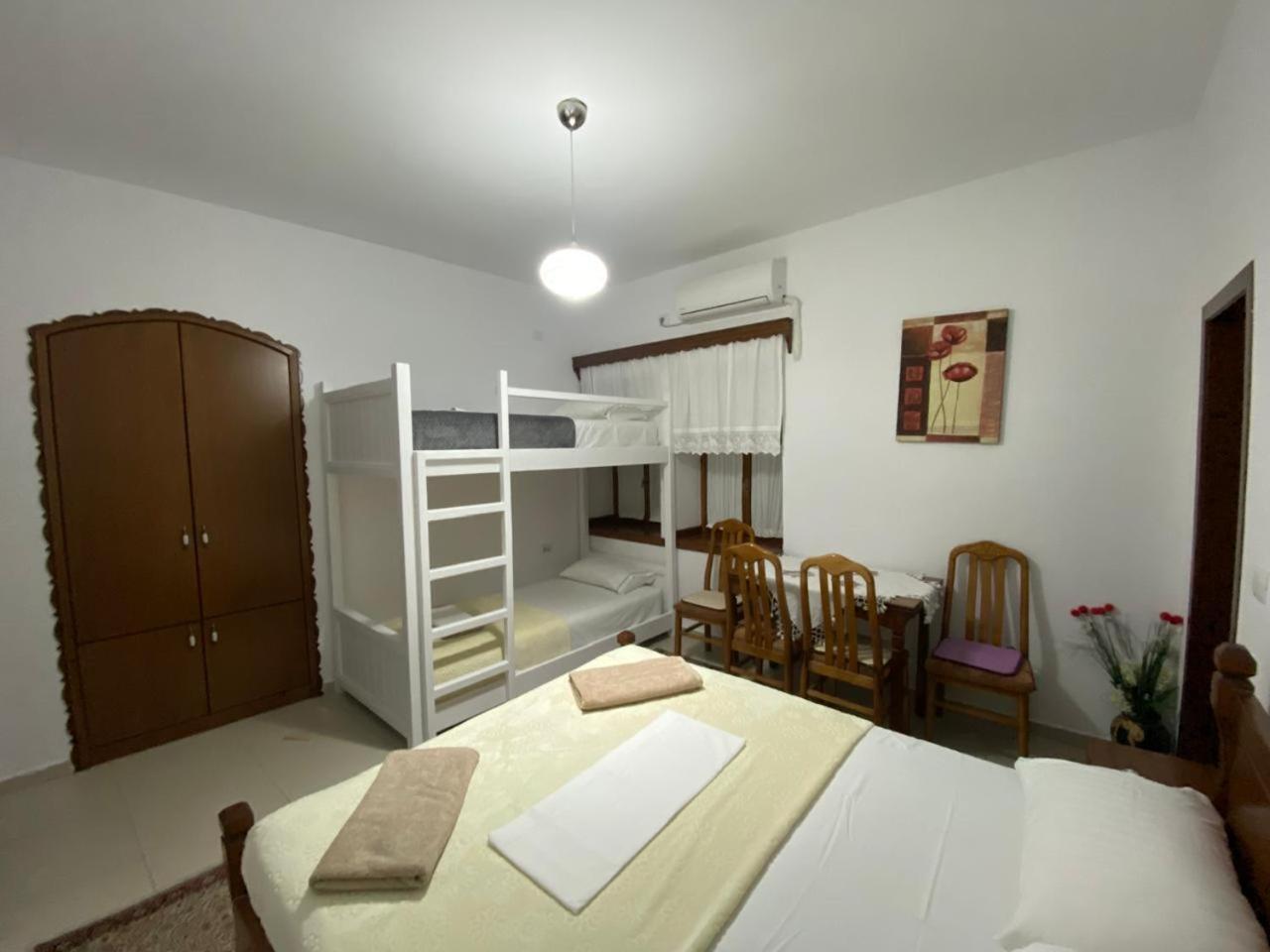 Gjirokastër Cico Hostel &Private Room מראה חיצוני תמונה